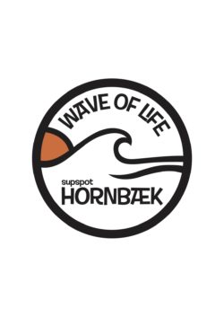 HORNBÆK “WAVE OF LIFE” KOLLEKTION HOODIE  (SAND/ DEEP RED/GOLD )
